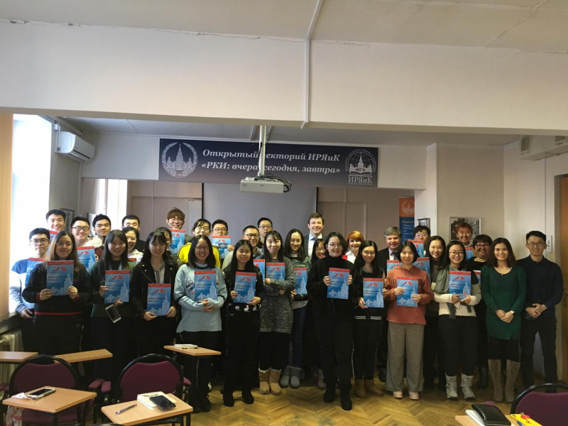 Students from the Shenzhen MSU-BIT University study at the IRLC